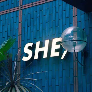 She, Otel